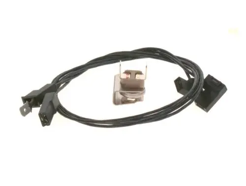 Bosch-Kabel mit zwei Anschlusssteckern und einer Verbindungseinheit, die für elektrische Anwendungen verwendet werden kann.